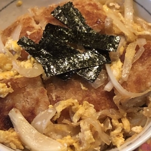 メンチカツリメイクのキャベツと玉ねぎの卵とじ丼